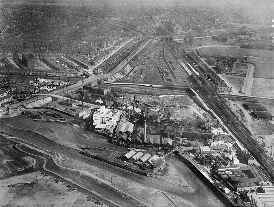 Channelsea River, Abbey Mills and the Chemical Works, 1923 © Historic England